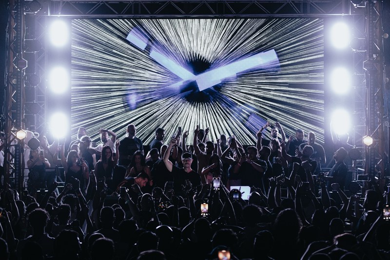 Laser burst over the crowd at Cosmic Gate