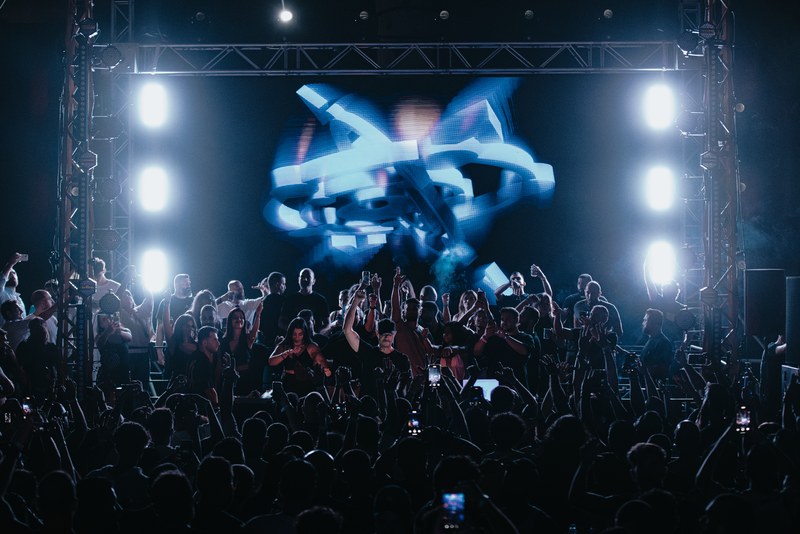 Cosmic Gate visuals over the Trainstation crowd